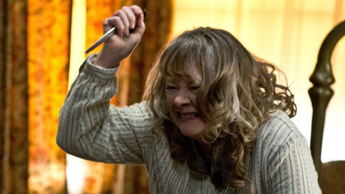 - Прохор, тебе чего-нибудь купить в городе? А то я на почту собираюсь, посылку вот доченьке нужно отослать,- спросила Нина Матвеевна, заглядывая во двор к соседу.