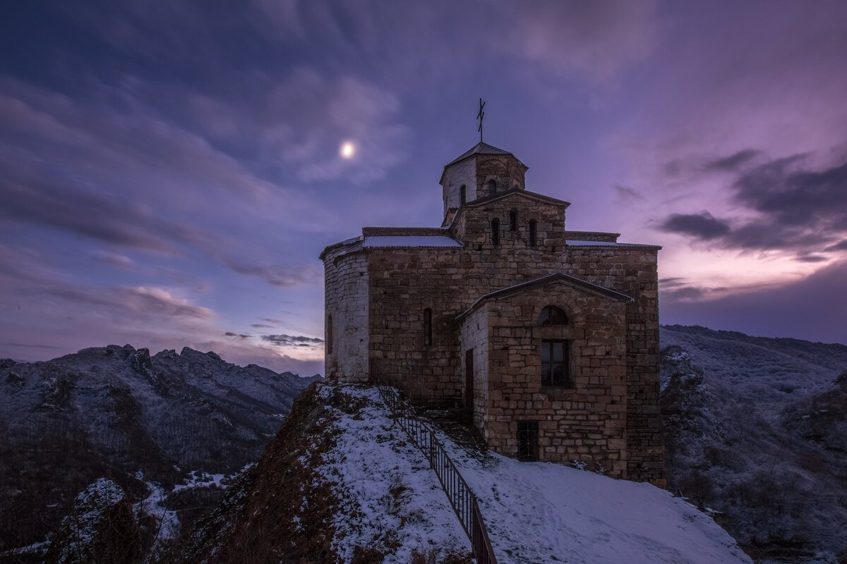 старая церковь на горе