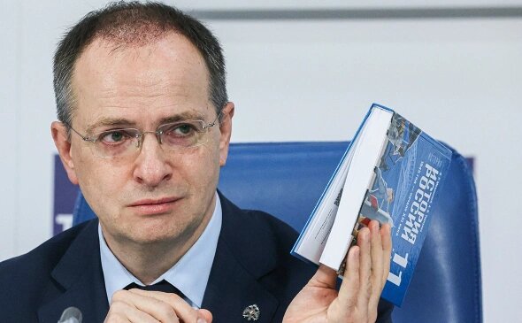 Владимир Мединский на презентации нового единого учебника по всеобщей истории и истории России для 10-х и 11-х классов, который будет использоваться в образовательном процессе с 1 сентября 2023 года (Фото: Сергей Карпухин / ТАСС)