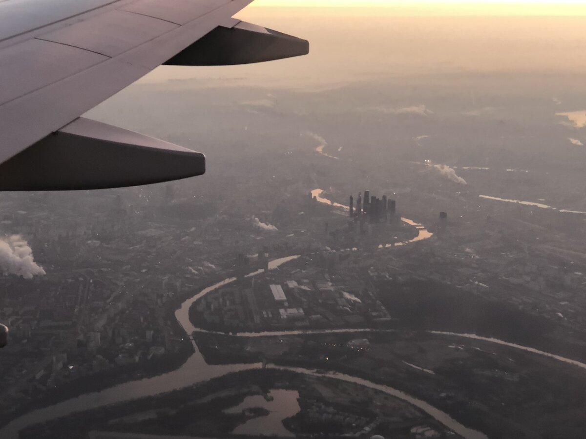 Вид из самолета на небоскребы Москва-Сити