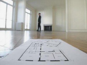 Все жильцы из помещения должны быть выписаны заблаговременно. Обратите внимание, что в случае, если собственником является лицо, не достигшее совершеннолетия, то придется получать одобрение от органов опеки и попечительства. Также следует учитывать еще один момент – наличие незаконной перепланировки. Если таковая имеется, то ее сперва нужно оформить в соответствии с законодательством, и только после этого можно будет обращаться в уполномоченные органы с заявлением о переводе объекта в нежилой фонд.