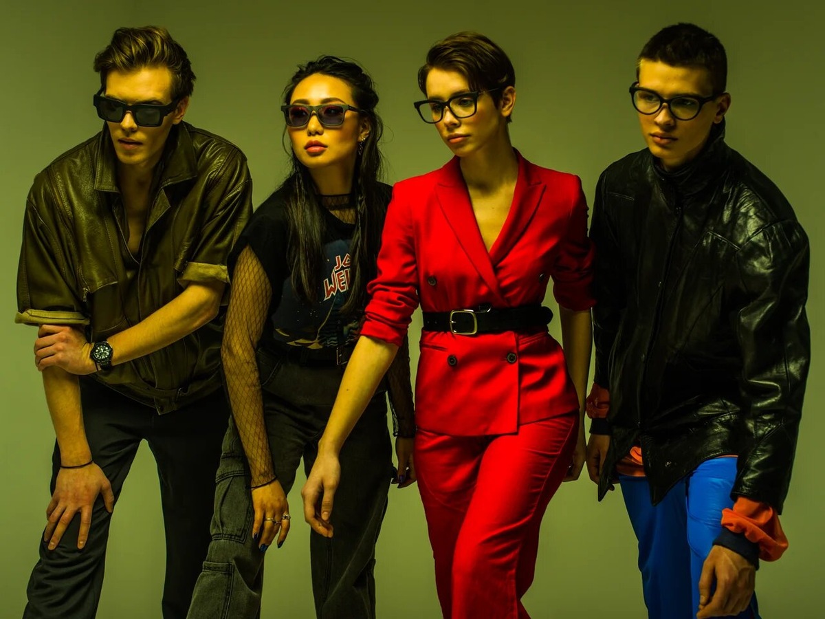 Дети сыты, одеты. Очки надеты. На камеру сняты. 