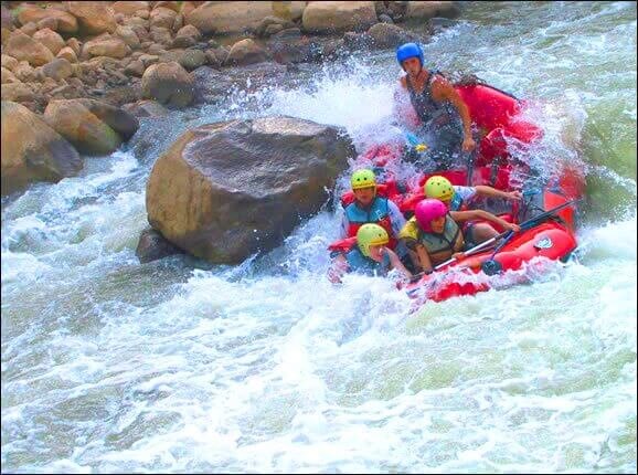 
Помимо сплава по холодной реке, туристов завезут в несколько не самых дешевых кафе, для приема пищи, проведут небольшой инструктаж и на всем протяжении экскурсии будут постоянно что-то пытаться продать (еду, гидрокостюм, фото, видео), однако, об этом позже.