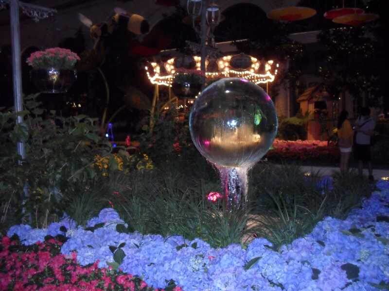   		"Фишка" следующего казино- это живые цветы. Тут все сделано из настоящих живых цветов: 
 
