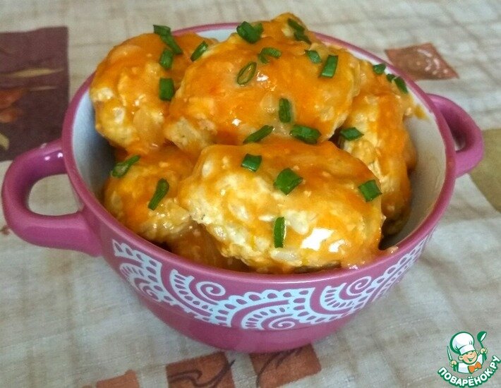 Тефтели - многими любимое блюдо. Предлагаю приготовить сочные, вкусные тефтели, тушеные в томатно-сметанной подливе на сковороде.