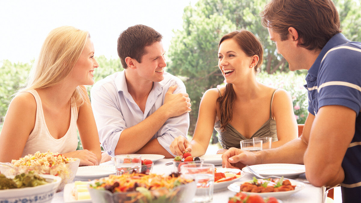 Встреча гостей. Двое гости. Гости за столом. Фотосессия в кафе. Гостеприимство за столом.