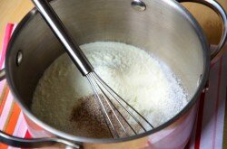 ШАГ 2:
В кастрюле смешиваем сухое молоко, сахар и ванильный сахар.