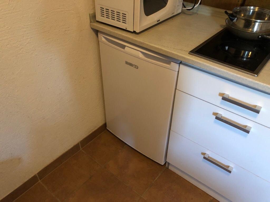 Обычный мини-холодильник в обычных итальянских апартаментах