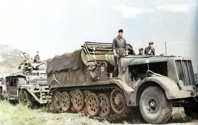 Sd.Kfz. 9 буксирует трейлер с Panzer III