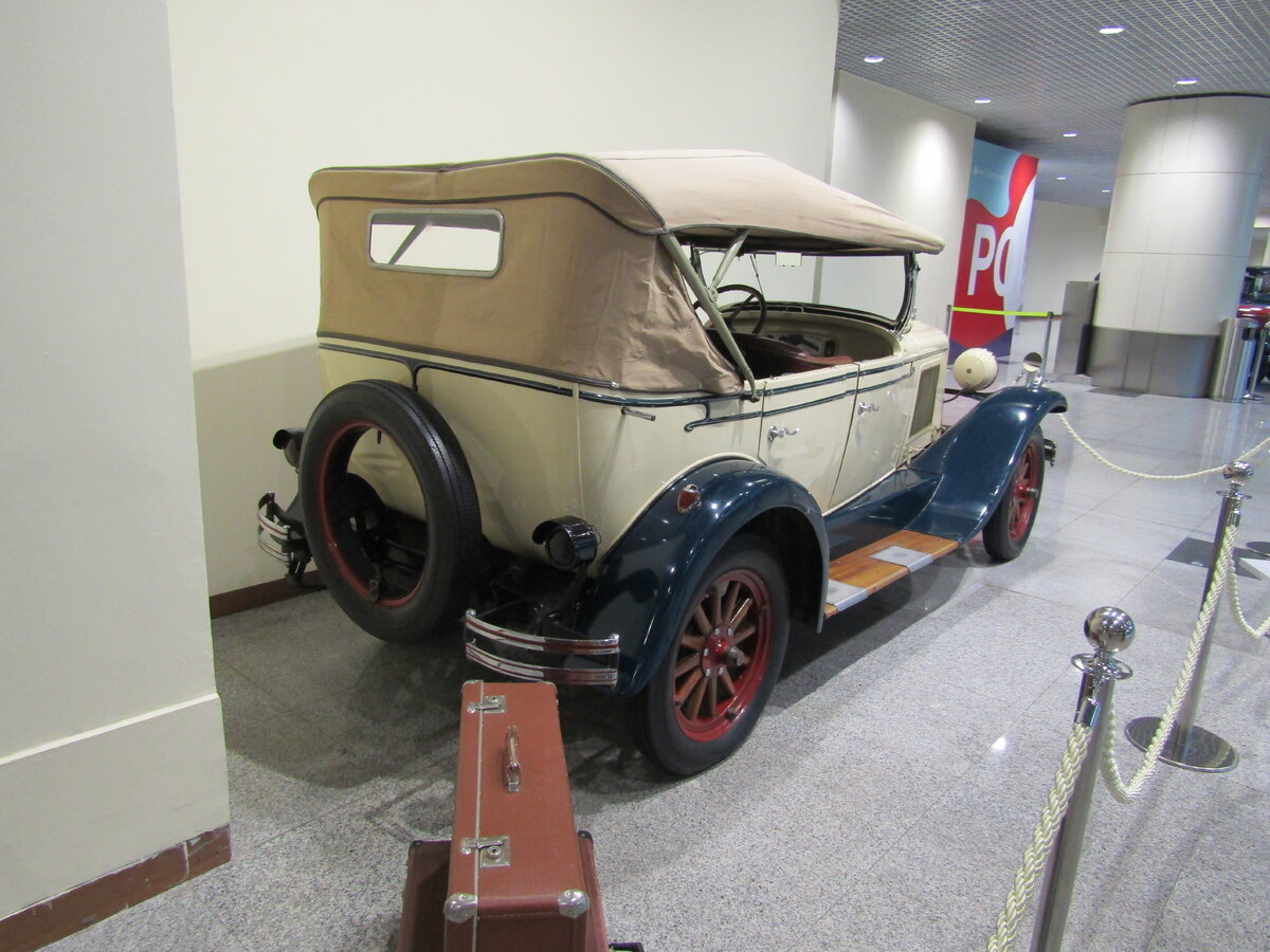 Присутствует даже некоторый антураж: старый чемодан, например!