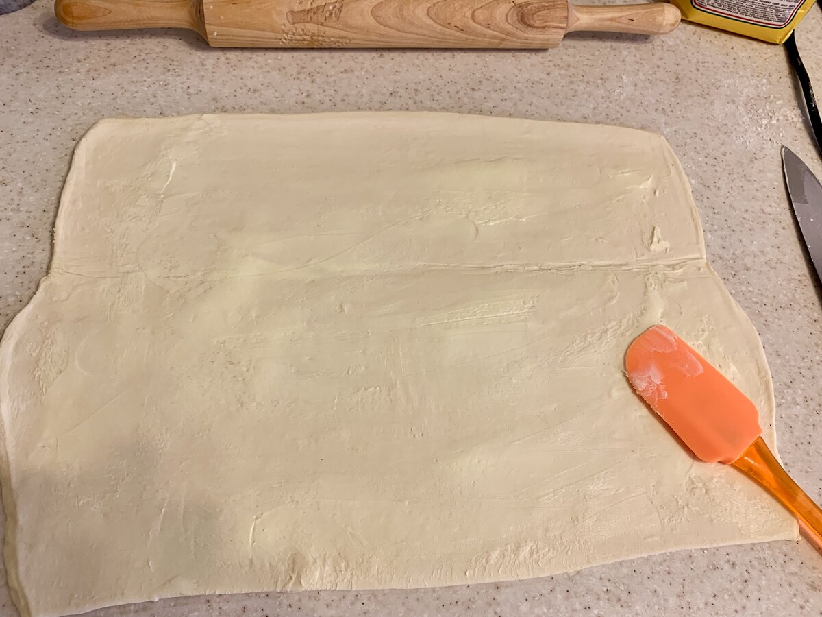 Тесто после разморозки. Слоеное тесто надо раскатывать. Разморозка слоеного теста. Зачем добавлять масло в тесто. Раскатываем тесто для пиццы руками.