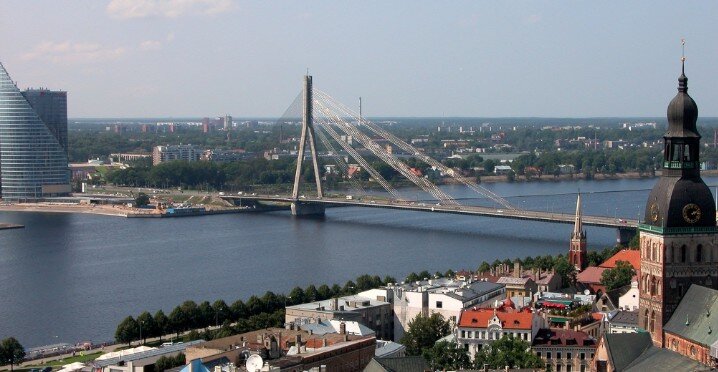 Вантовый мост в Риге в Латвии через Даугаву 