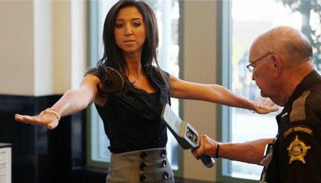 После развода с мужем, решила попробовать встречаться со своим 17ти летним ученика.