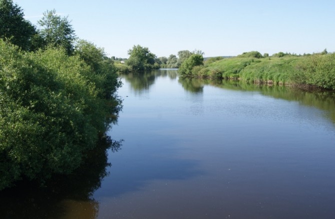 река по краю поселка.