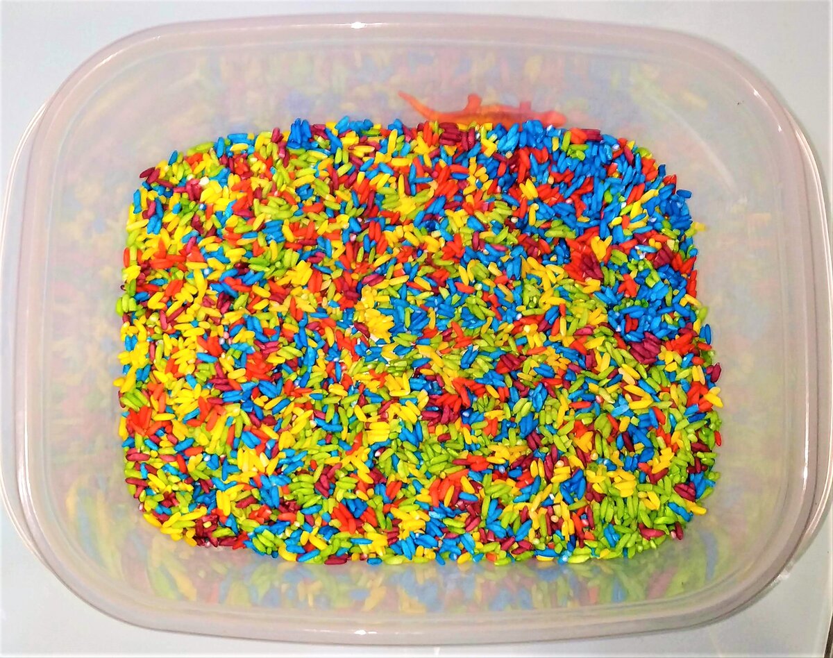 Разноцветный рис, покрашенный пищевыми красителями.