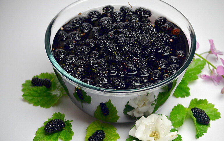 Вкусное и полезное варенье. В шелковице содержится вся группа витаминов В и десяток минералов. Она разжижает и чистит кровь, обладает противовоспалительными и жаропонижающими свойствами. Фото: forexdengi.com