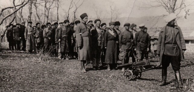 Суета грузинских меньшевиков, националистические метания мелкобуржуазных жуликов и криминальных авторитетов, да  и особенности распада Российской империи периода превращения в СССР каких только следов не оставили. 