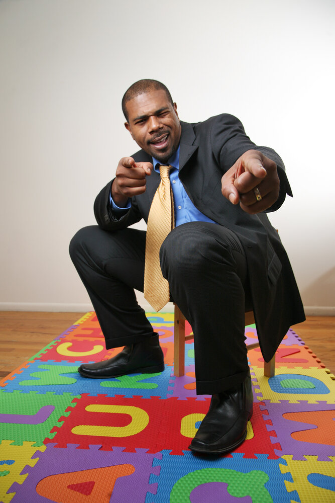 Рэперы – поэты улиц, но кто знает, что их творчество хорошо вписывается и в литературные рамки? Рэп - это далеко не свободный стих, он должен иметь внутреннюю структуру и определенную рифмовку. Рэп по своей системе стихосложения  является акцентным стихом. Хотите, что бы и ваши тексты не отходили от литературных традиций и норм? Тогда вперед! Наша пошаговая инструкция поможет вам в создании правильных, рифмованных рэперских текстов.