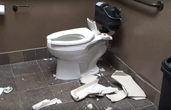 В туалете университета была установлена скрытая камера