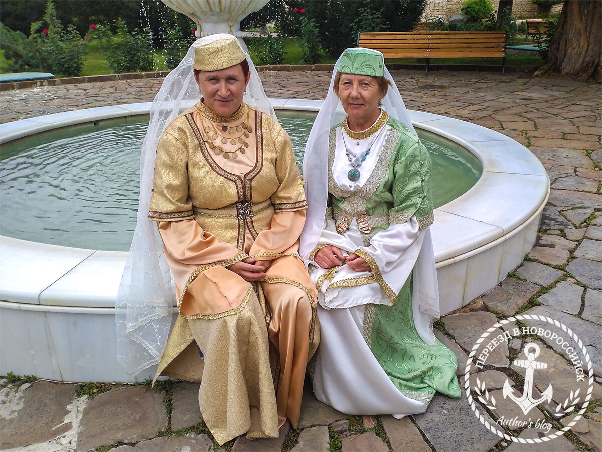 В национальных костюмах в Ханском дворце