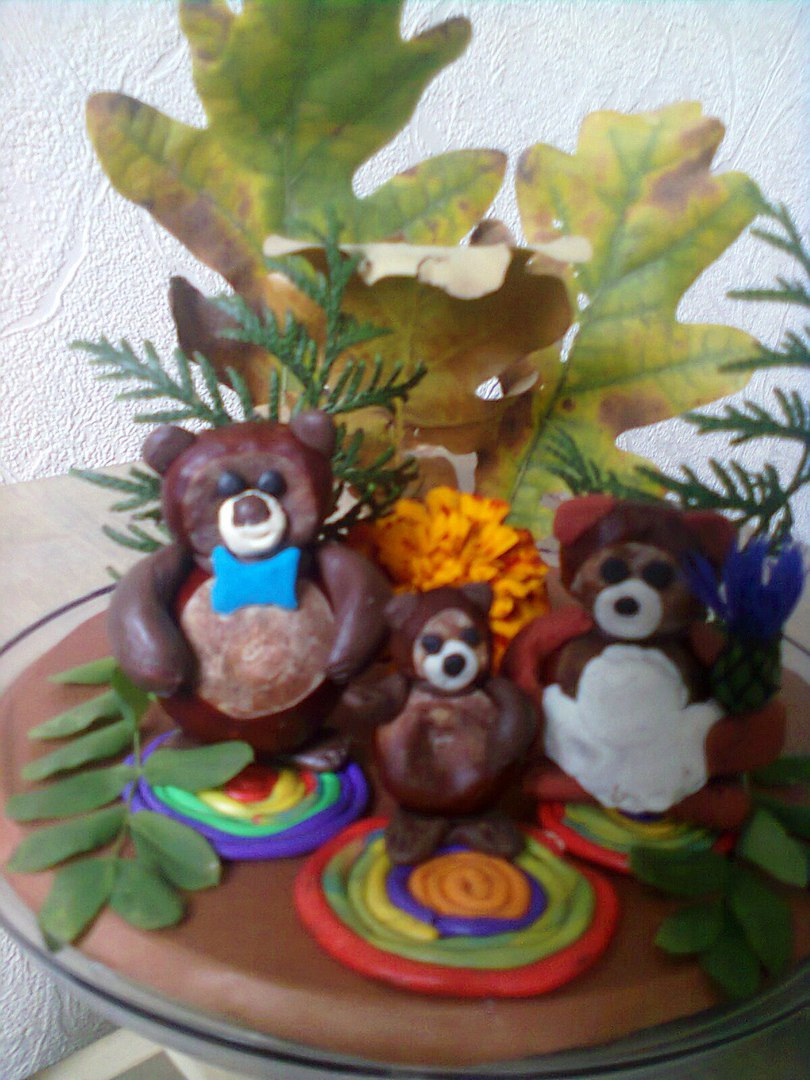 Медведи стоят на "вязаных " ковриках.