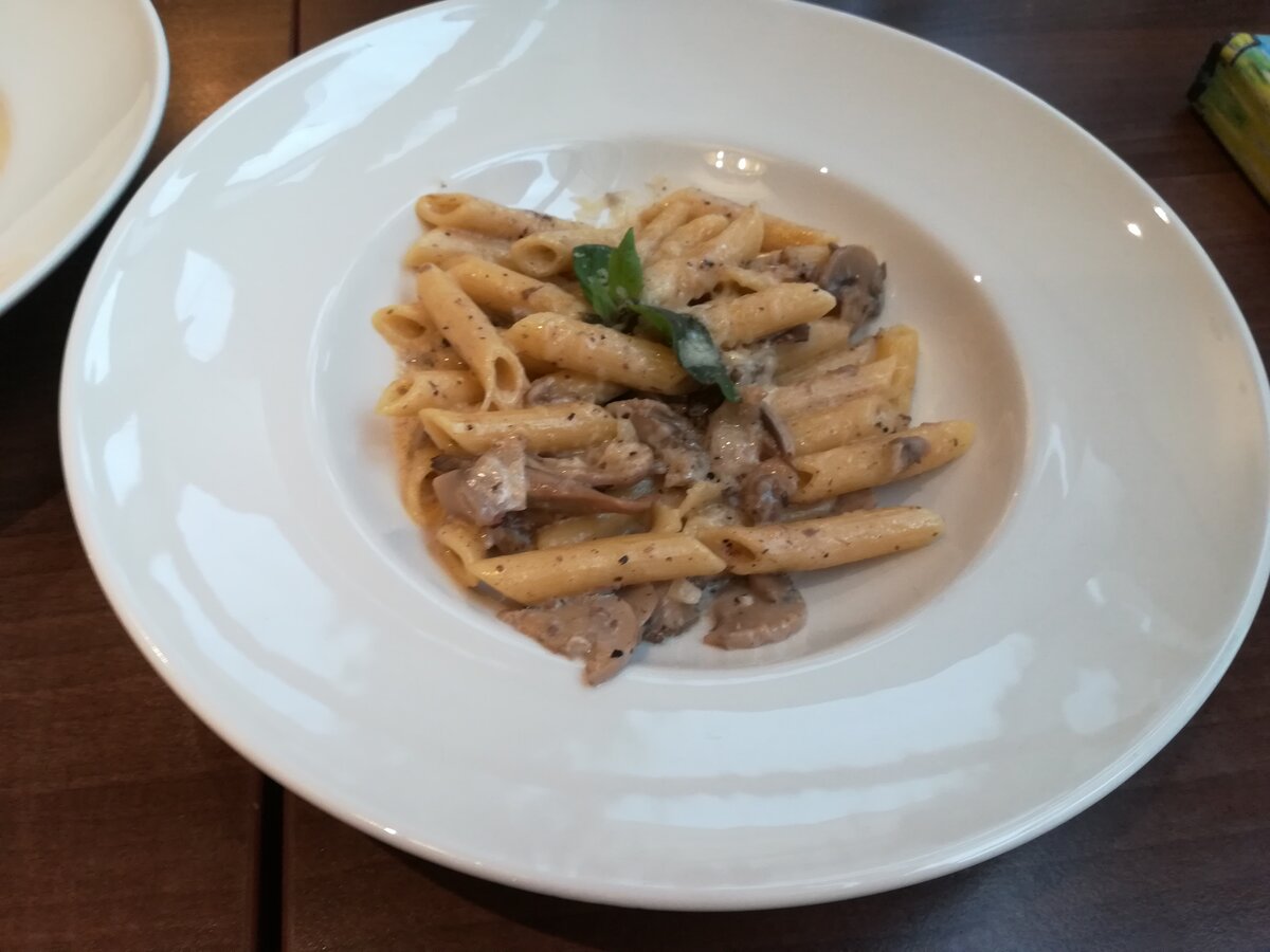    За это "чудо" я отдала кровные 330 рублей (паста с грибами и трюфельным маслом). 