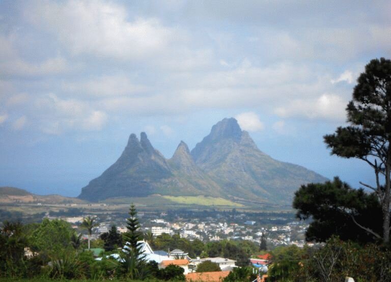Гора Три груди на острове Маврикий.