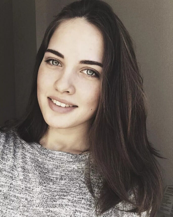 Эта эффектная брюнетка неоднократно брала золото на российских и международных чемпионатах мира по кёрлингу среди смешанных пар и смешанных команд.