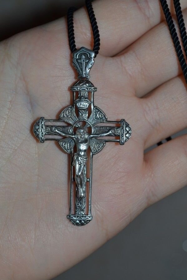 Почерневший серебряный крестик. Почернел крестик серебряный примета. Почернел крестик золотой. Потемнел серебряный крестик. Очистить серебряную цепочку и крестик.