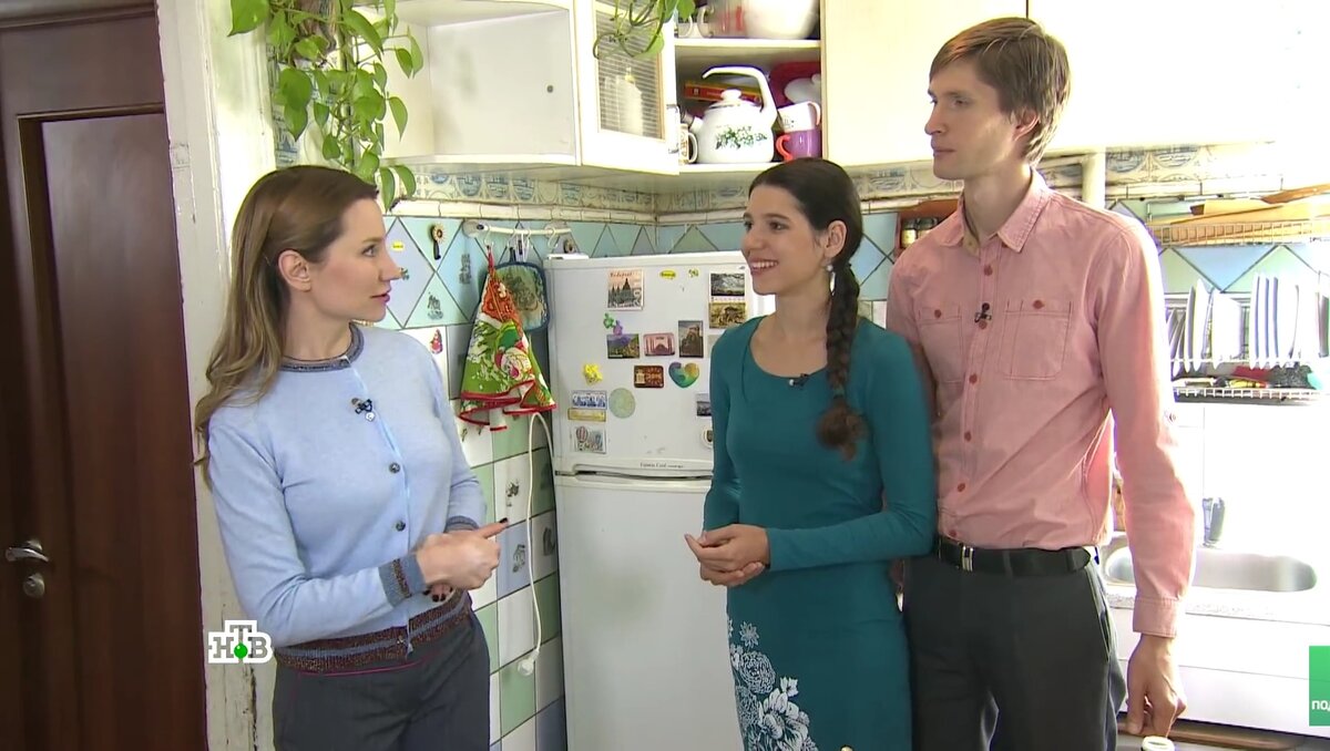 Герои выпуска вместе с ведущей на фоне кухни, которую будут переделывать 