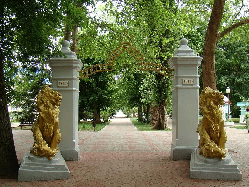 Пешеходная аллея в Горячем ключе. Арка со львами