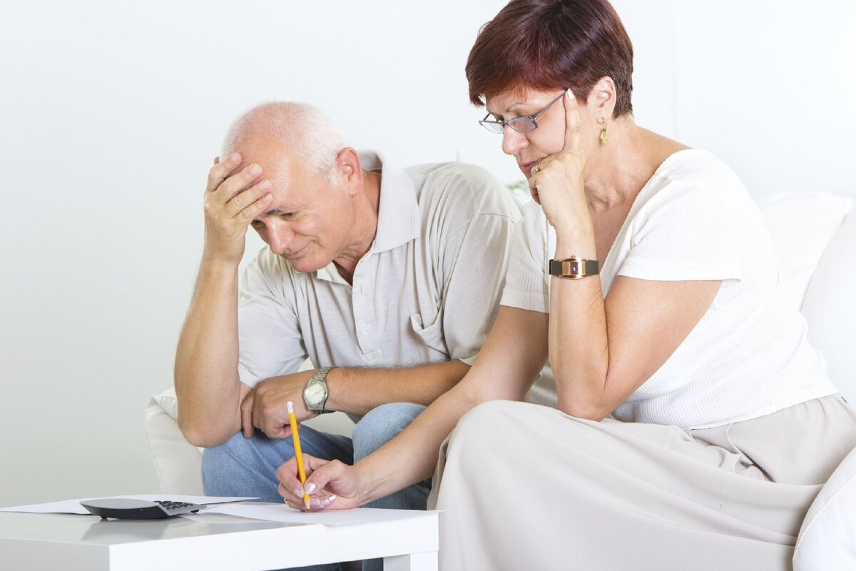 Как взрослые записались. Конфликт педагогов. Родители и дети. Прививочный сертификат прививка от гепатита. Ребенок сидит на подоконнике.