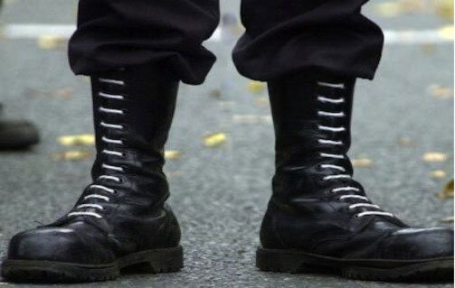 Что означают белые шнурки в чёрных берцах и почему их лучше не носить?