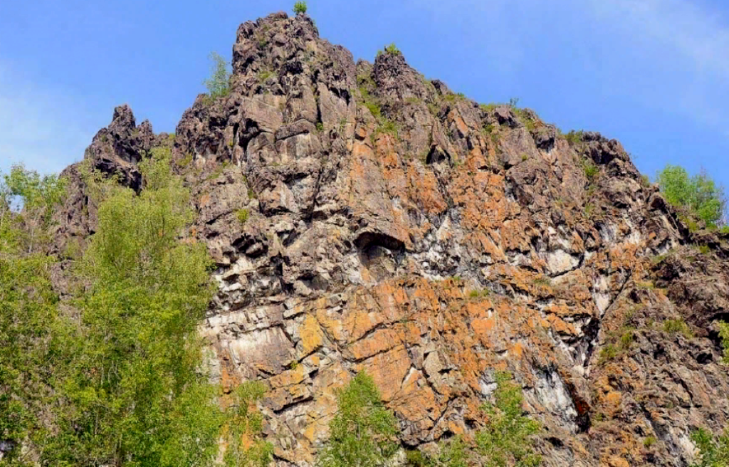 Скала новосибирск. Берёзовские скалы Новосибирская область. Березовские скалы Маслянинский. Берёзовские скалы Новосибирская область Маслянинский. Скала собачий камень Маслянинский район.