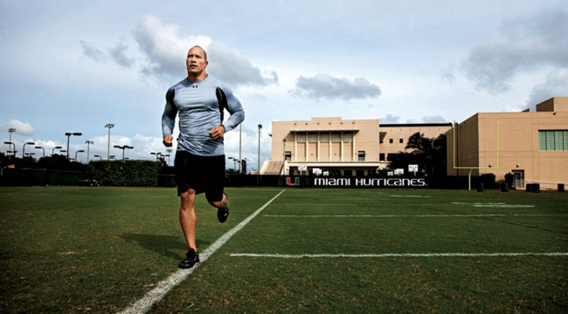 скала бежит. прыжок с обрыва в море. скала бежит. скала бежит. скала джонсон малибу.