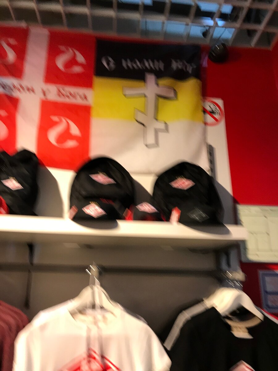 При входе висит флаг. "Мы Русские" - "С нами Бог" :)