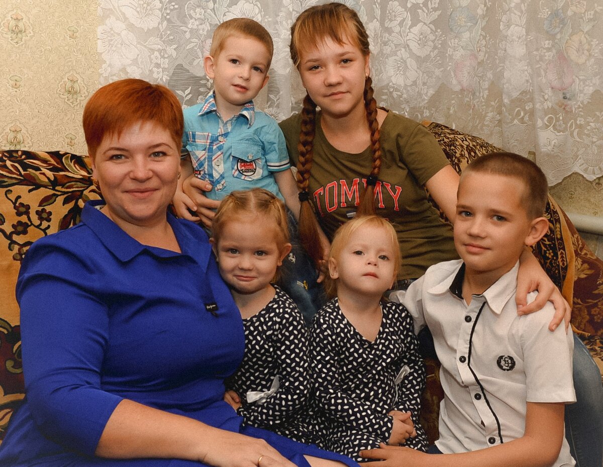 Светлана Александровна Алефирова уже и не представляет жизнь без всех своих детей - Виктории, Сергея, Валеры, Златы и Влады. ФОТО ЕВГЕНИЯ ИВАНОВА «БВ»