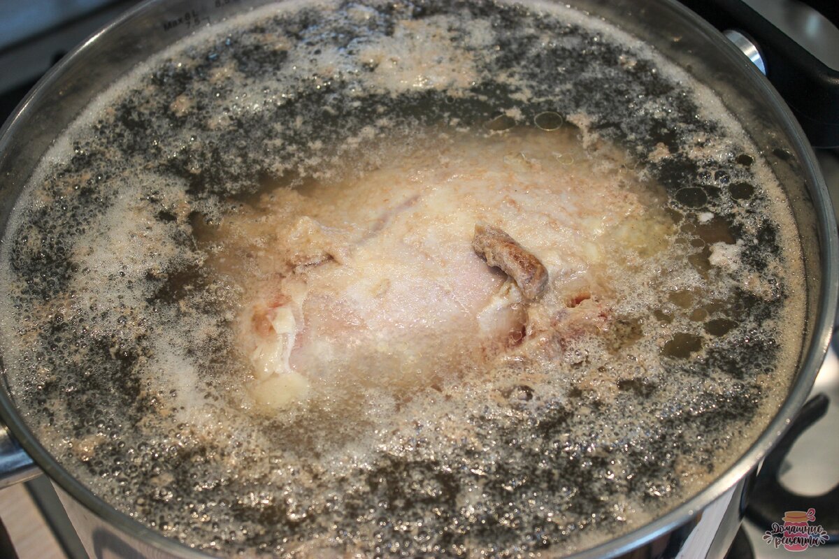 В большую кастрюлю (8 л.) положить мясо (мясо предварительно помыть), полностью залить водой, довести до кипения.
Когда появится пенка (нам не нужен ее вкус) полностью слить воду.
Затем налить чистой, холодной воды, положить мясо в кастрюлю, довести до кипения. Убавить огонь, при появлении пенки снимаем её, чтобы бульон был чистый и прозрачный. Прикрыть крышкой и варить на медленном огне в течение 1 часа.