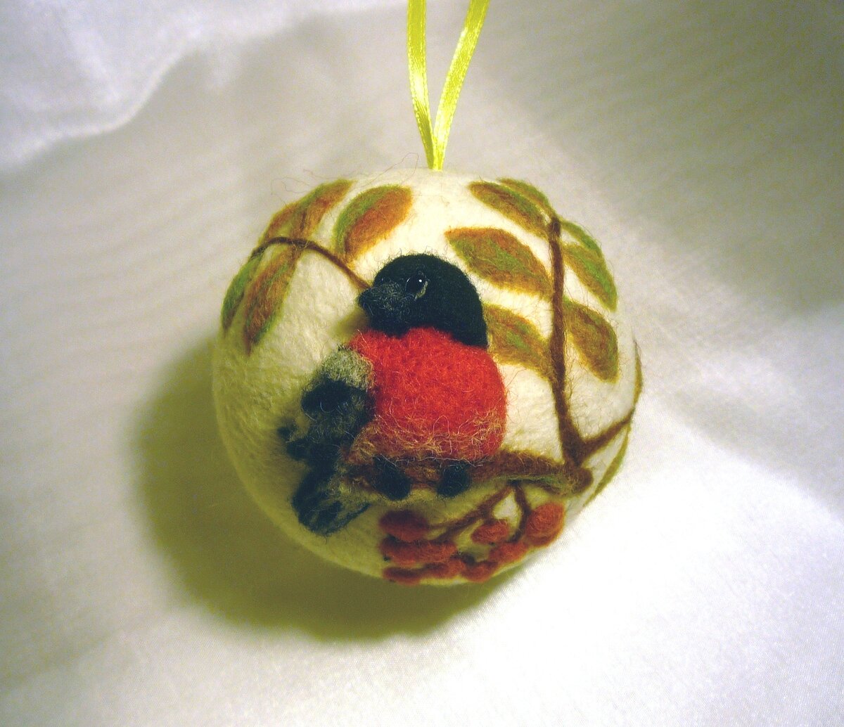 блестит хитрым глазком)