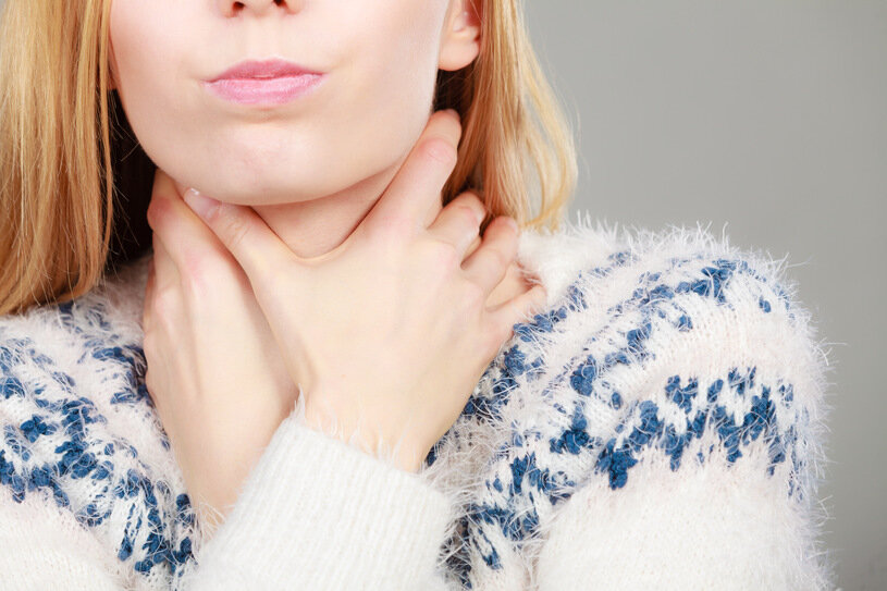 Даже мелкая кость должна быть срочно удалена чтобы не развивалось воспаление.