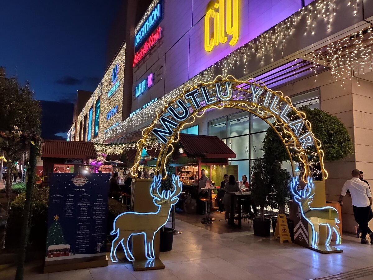 Рождественская ярмарка у торгового центра Террасити в Анталии. Листайте галерею! Фото из личного архива.