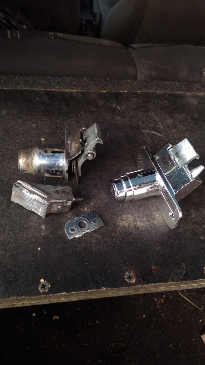 Новый замок и остатки старого