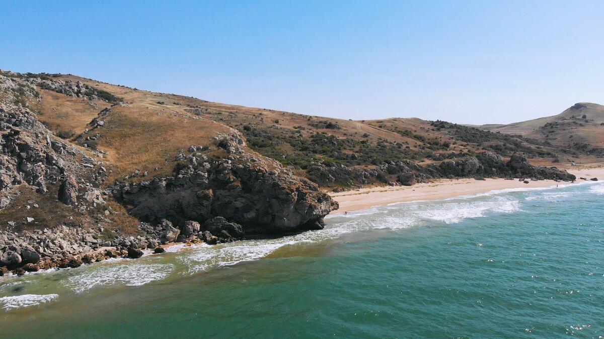 Бухты не слишком большие, но весьма успешно разделяют отдыхающих, создавая ощущение уединения.