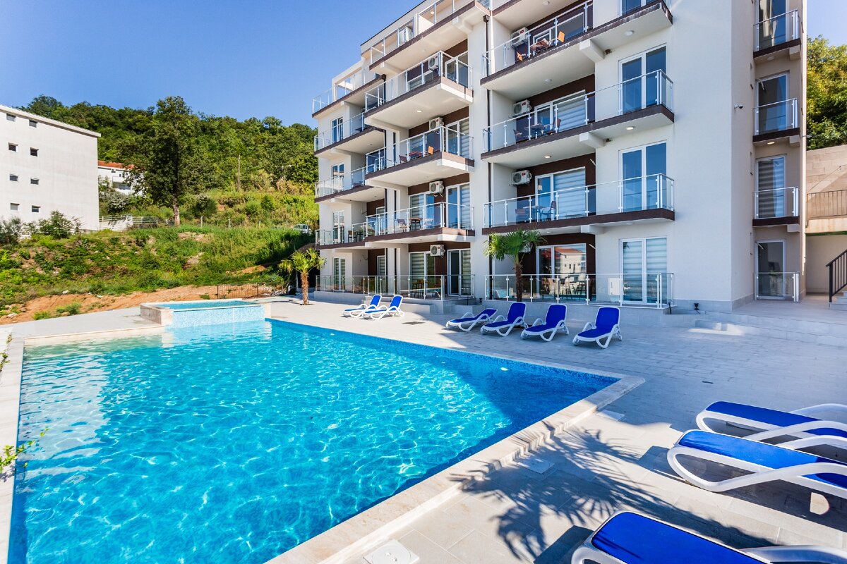 Во дворе большой бассейн. Из-за грамотного расположения вода всегда нагревается солнцем.