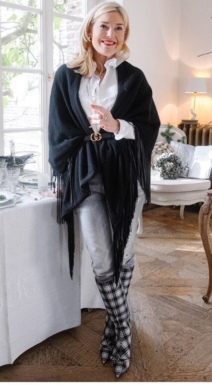 Пончо, платок, юбка-плиссе...: как носить обычные вещи стильно женщинам 50+