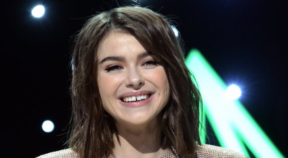 Темникова зубы. Темникова зубы. Темникова щербинка. Лена темникова улыбка. Лена темникова.