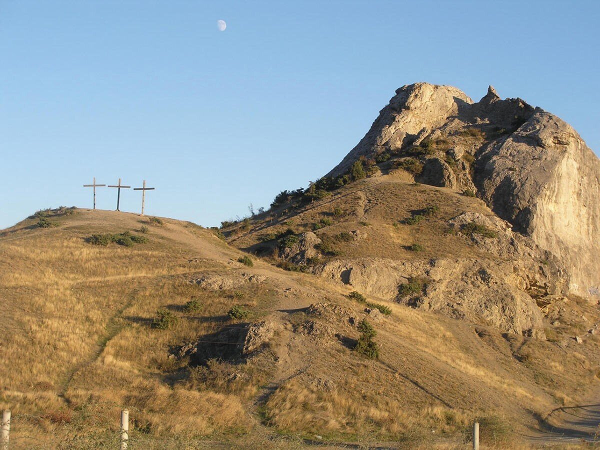 На этом фото гора Гольгофа и именно лобное место, место на котором подвергались распятию преступники, и на котором был распят Иисус Христос. 