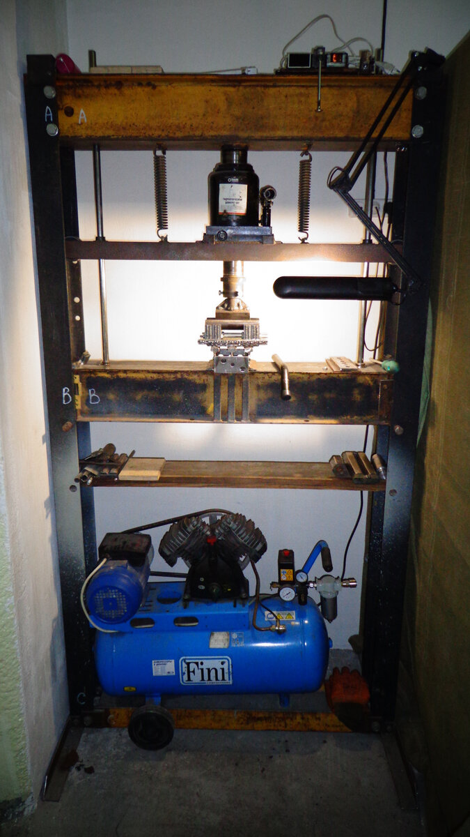 Пресс в сборе. Под него удачно поместился компрессор