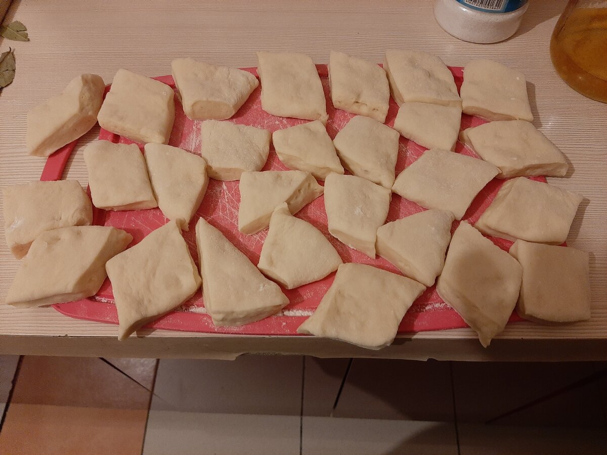 Вот такие фигурки получились у меня! Достаточно пышные, перед жаркой необходимо примять тесто,чтобы баурсак прожарился и остался воздушным!