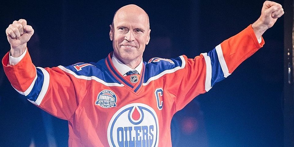 Великий лысый Марк Мессье,которого обошел по заброшенным шайбам Овечкин.   фото: открытые источники сети.